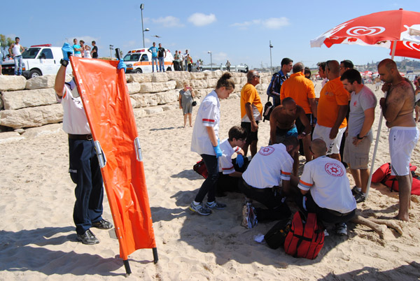 بالصور: من جديد - غرق شاب من القدس على شاطئ ناخوم جولدمان بمدينة يافا 